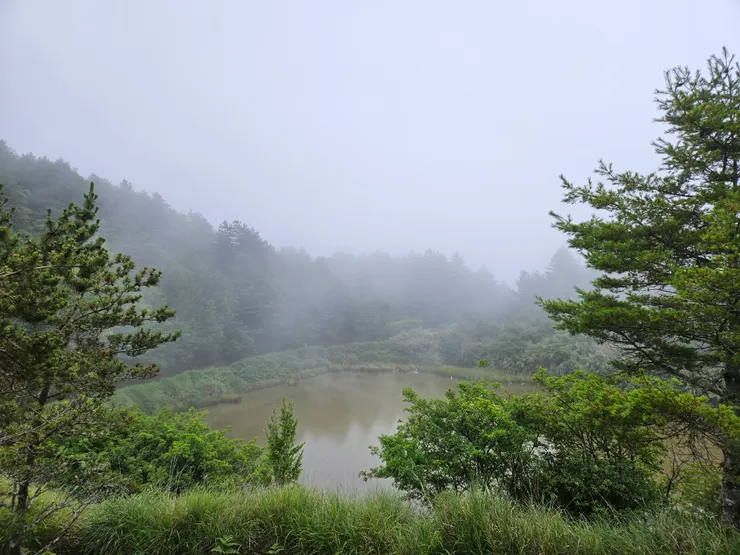 氤氳池畔,薄霧壟罩,與早上的好天氣簡直判若兩人。