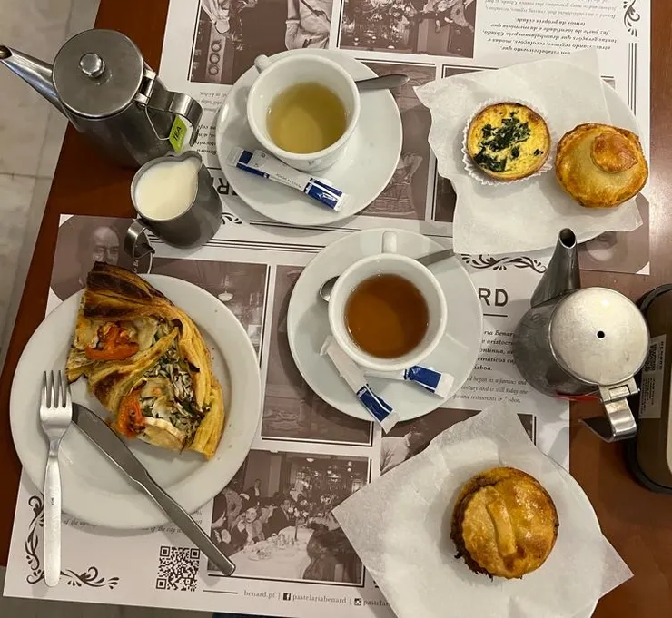 簡單把茶點擺設一下,搭配報章風格的紙質餐墊,整個很有feel:)