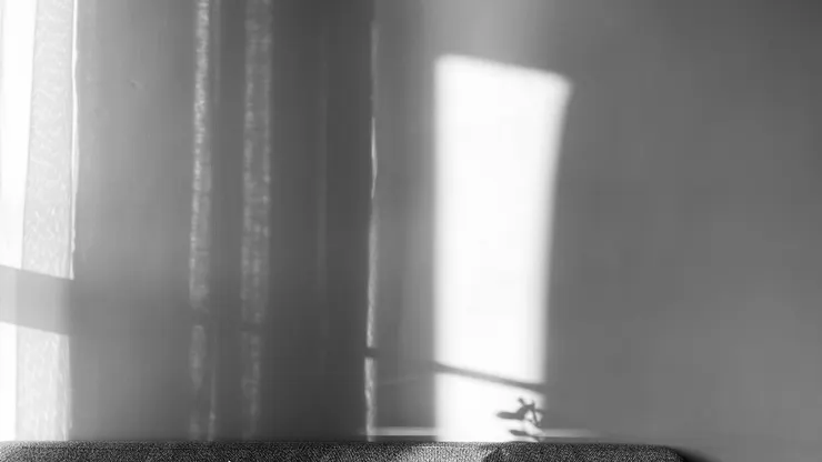 颱風來臨前，陽光灑落在牆上