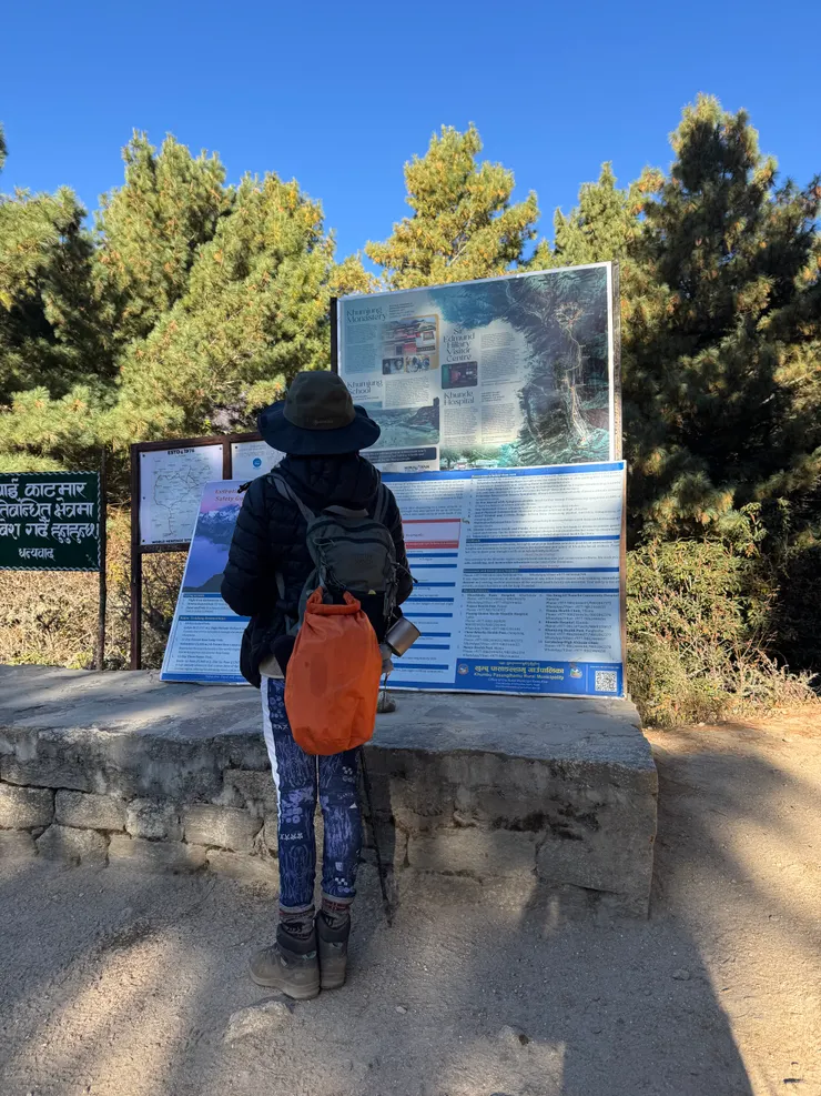 掛在背包後請嚮導幫我拍紀念照。