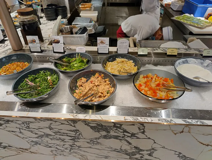 客家小炒、北埔薑味蕨菜茶香小卷、花生胡麻野菇沙拉、原民飛魚刺蔥沙拉、古樸手撕桂竹筍、什錦水果、鮮濃優格