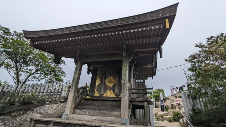女體山上小神社