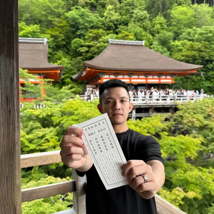 胖抽到末小吉臉歪掉，好啦!! 至少不是凶!!