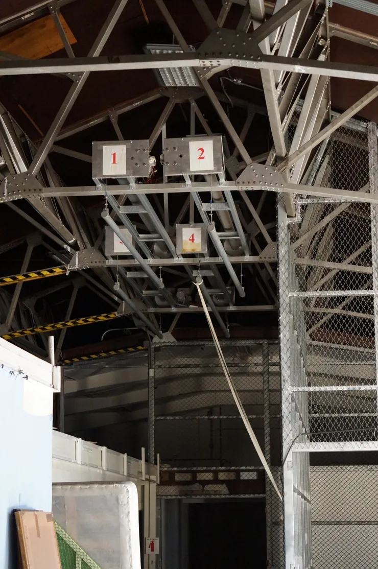 作為技工房使用的黃色倉庫，以三絞式山形斜向力霸型鋼架支撐斜屋頂。（2021年。筆者友人提供）