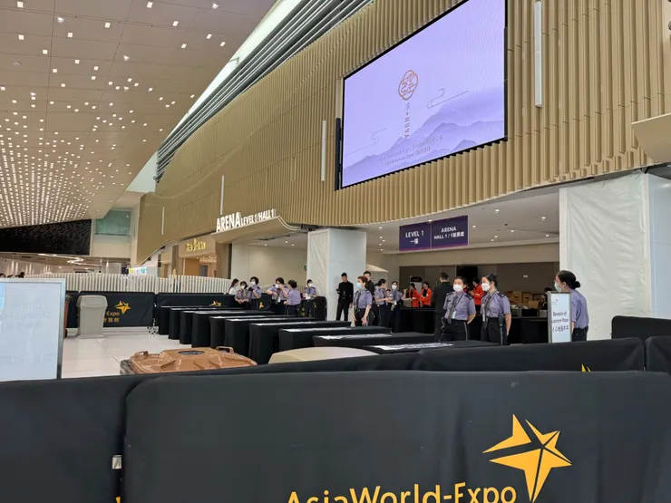  公安都穿紫色襯衫，另類應援（？