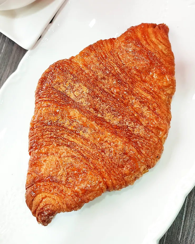 ▴ 《宝泉扁可頌》香氣十足！勾起食慾的金黃色酥脆外皮