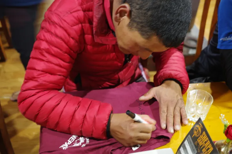 大家拿出水瓶跟衣服請Doji跟Nima幫我們簽名,他們也覺得很開心,好像被當成明星:)