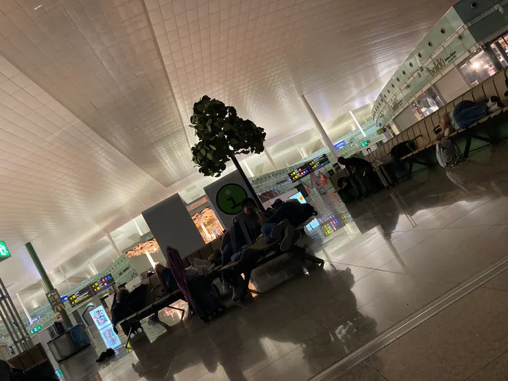 去葡萄牙時錯過飛機，因此多了一次睡機場的經驗。圖片於巴賽隆納機場。