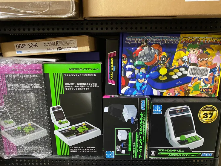 Astro City Mini當年一出我就預購了全套，不過後來螢幕直立的版本(內藏遊戲皆為射擊遊戲)我就沒收了。