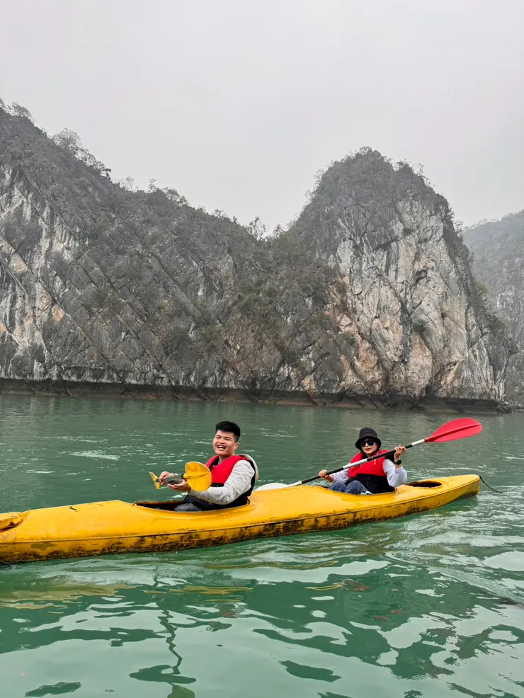 前陣子跟媽媽去下龍灣旅遊。在無際的海上划獨木舟很美，但我們都知道，身上那件橘色的救生衣，才是讓我們能安心欣賞風景的理由。