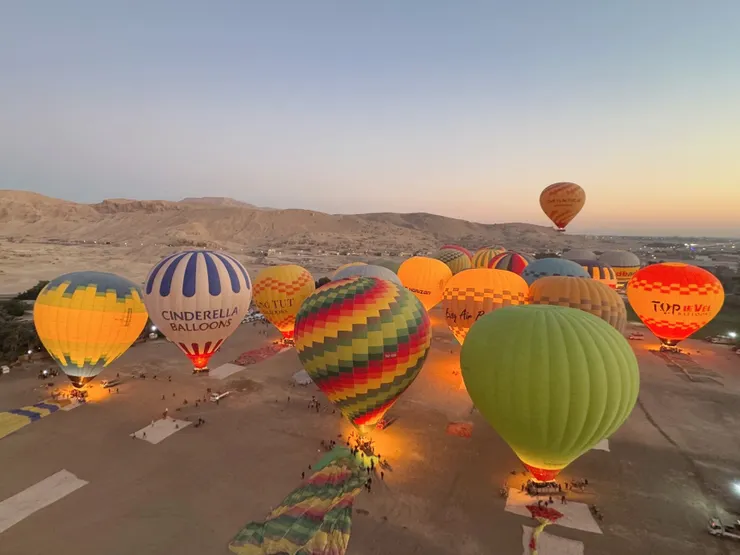 從熱氣球上俯瞰其他熱氣球們