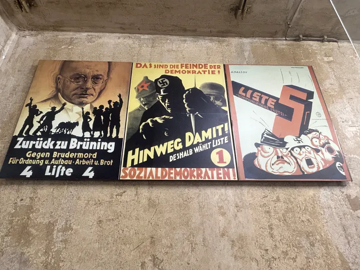 常設展前半段展出威瑪時期的政黨競選海報，說明當時政黨競爭激烈，且政黨間合作空間狹隘，使政治家漠視了納粹黨崛起的危機。