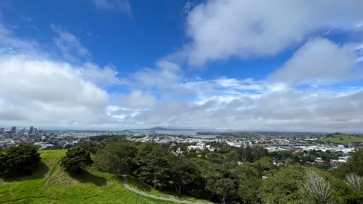 坐在伊甸山平台上遠目,吹風放空