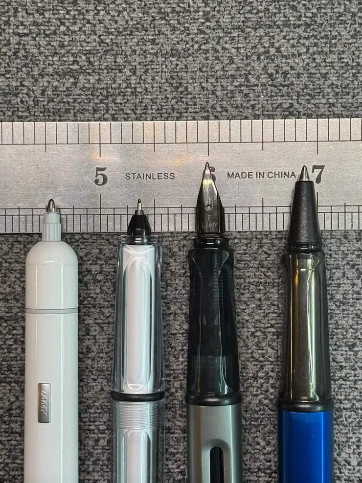 左二:陶瓷筆筆尖比較短,跟左一:LAMY口袋筆差不多,用慣LAMY握筆的要花時間適應一下「屏筆距」