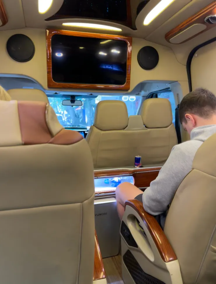 前往下龍灣的接駁車上