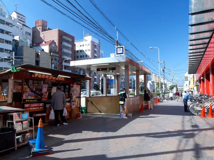 大阪地下鐵「動物園前站」出口實景，象徵西成區投資物件與繁華觀光區僅一線之隔的環境風險。