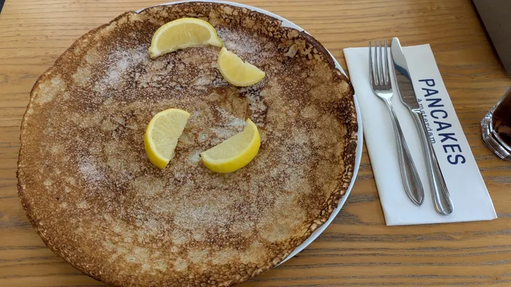 檸檬口味的鬆餅, 不太習慣這口味, 我覺得上次點的培根口味比較好吃