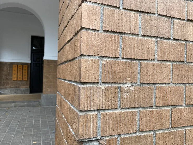 日本時代建築所使用的十三溝面磚，又稱國防磚