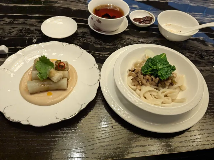 主菜素麵，芝麻醬茄子