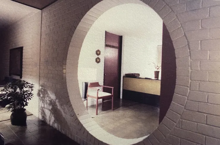 虹盧舊照，圓角太師椅與雙面矮櫃框景