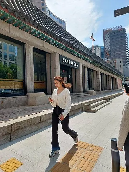 路上經過的星巴克，在景福宮附近，我覺得蠻漂亮的