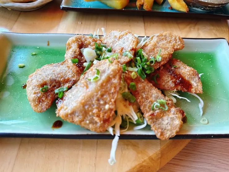 酥炸芋頭燒-原價一份$100，三拼後價格變為$80/份 - 口感吃起來很像傳統的芋粿，吃的到顆粒感的芋頭，QQ的很好吃😋