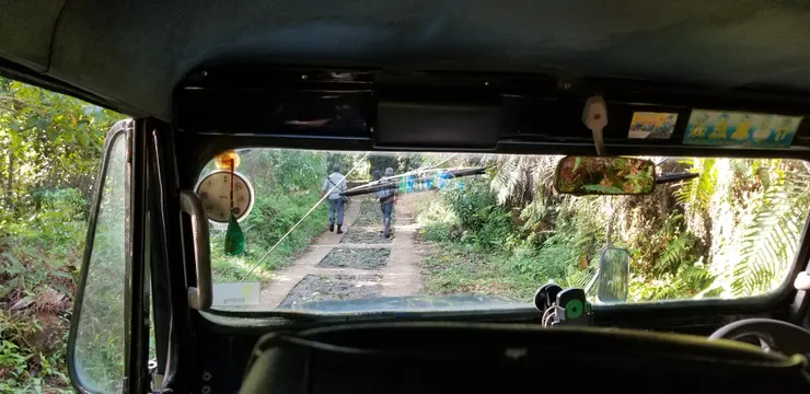 吉普車太擺蕩，連導游也棄車徒步走了