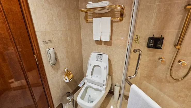 台北長榮桂冠酒店的浴室內到處都能見到鍍金元素!