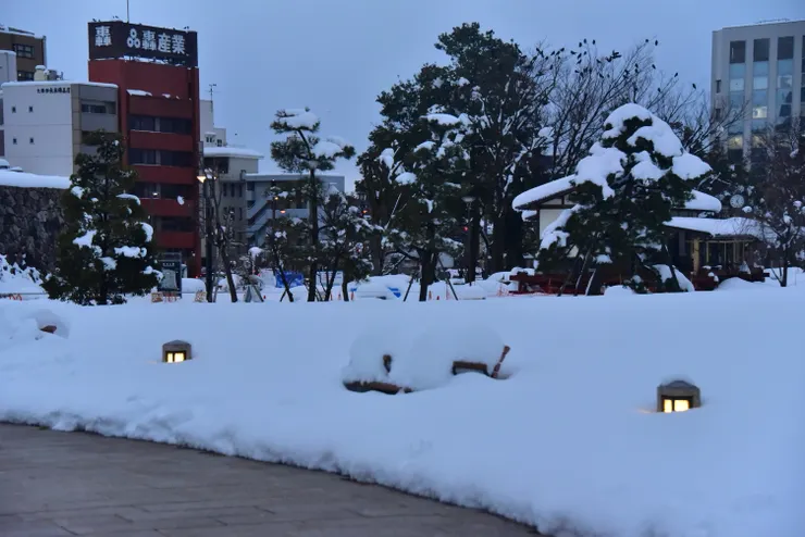 石燈都戴上雪白的帽子