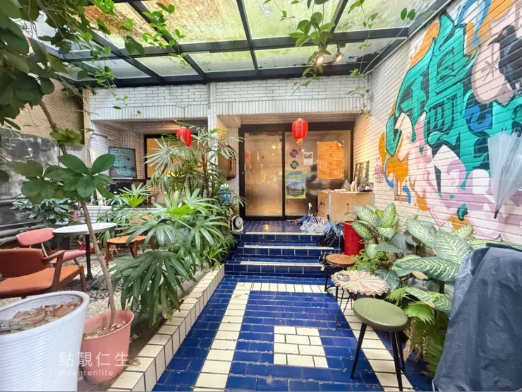入門處半露天座位區｜鴉埠咖啡