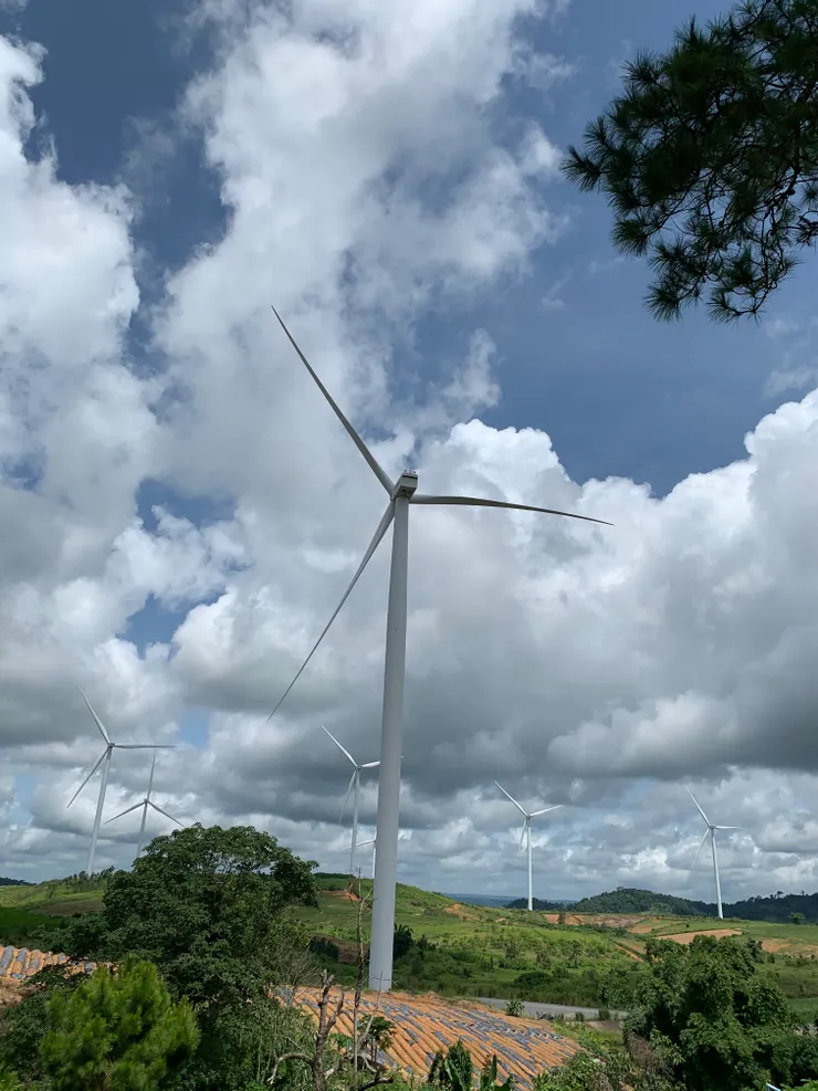 Rai GB Wind Turbine Farm 山頂插著巨大風車好壯觀