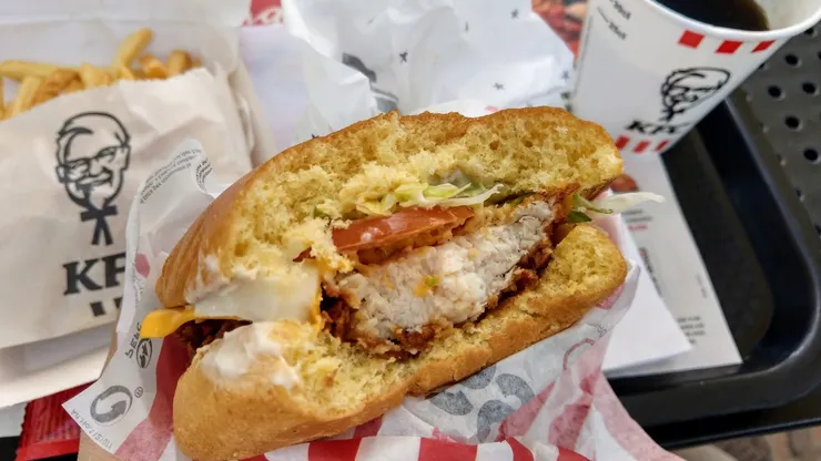 終於吃到真正厚度的炸雞堡，麵包很特別