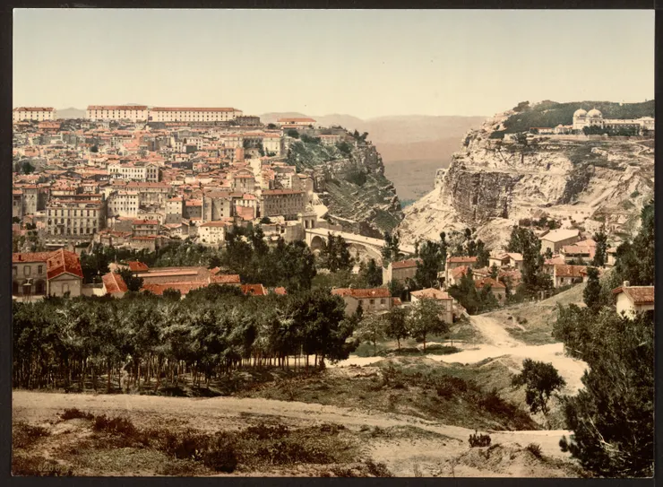 康斯坦丁城，1899年。Wiki Commons, "General view, Constantine, Algeria-LCCN2001697860.jpg"