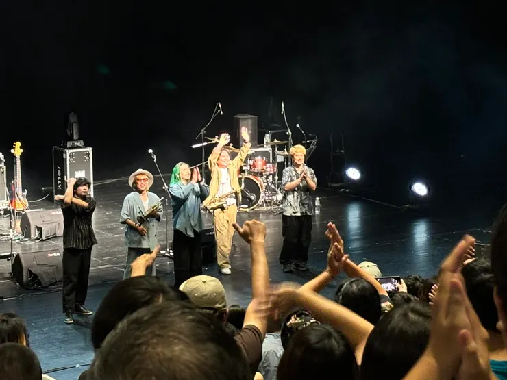 謝幕時團員一起到台前讓大家拍照