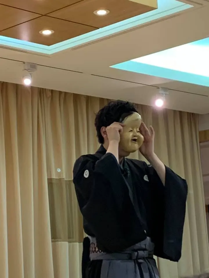 能樂裡的面具女生