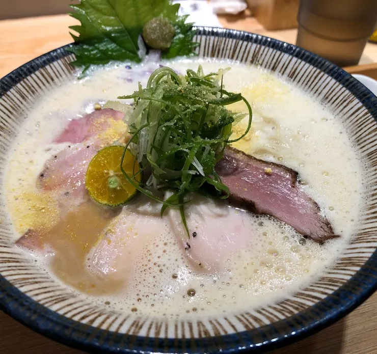 近看可以看到湯的上面浮現著綿密的泡泡 