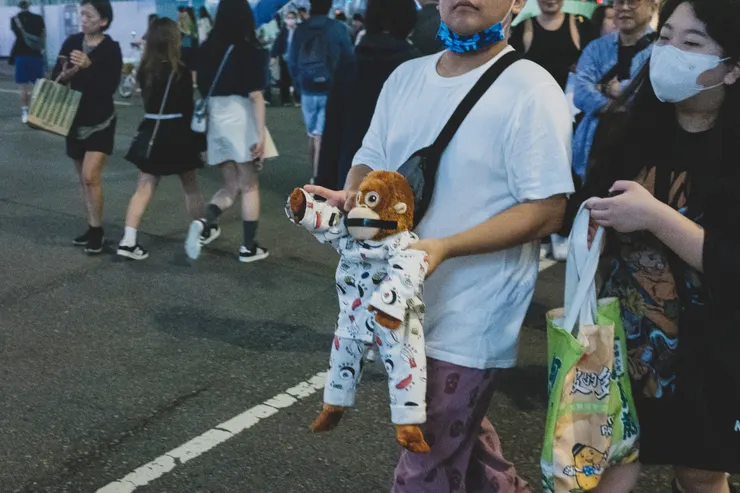 某天過馬路，看到這個嘴巴被封住的ikea猴子，拿著他的人甚至特地拿出來一點，給我使了個眼色，要我拍他，只是擦肩而過的瞬間，我拍到了一張好照片！