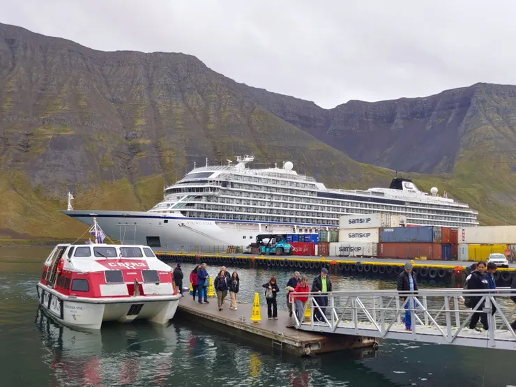 停泊Isafjordur港口的Viking郵輪，據該船一起參加觀光行程的乘客說，此為專為熟齡族群設計的航線。