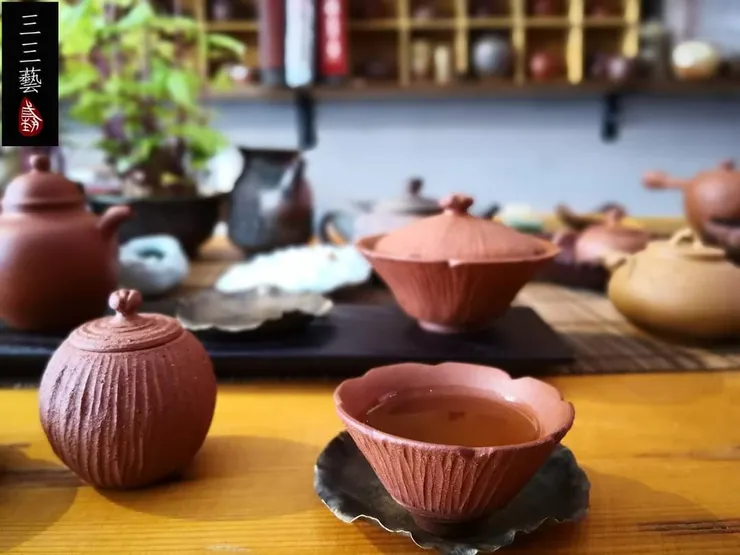 黎世榮是一位台灣知名的岩礦壺手作藝術家（陶藝家），專注於茶壺製作。&nbsp;