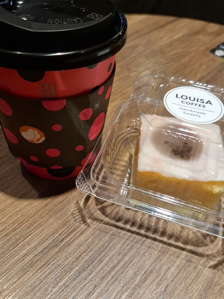 發呆放空是我的日常。每個人都要留點時間給自己。我是螞蟻人，吃蛋糕也是我的日常。