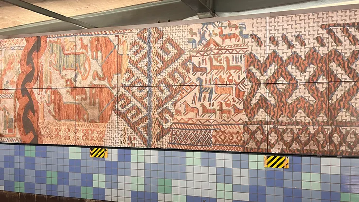 充滿了人物、建築、動物、野獸和符號