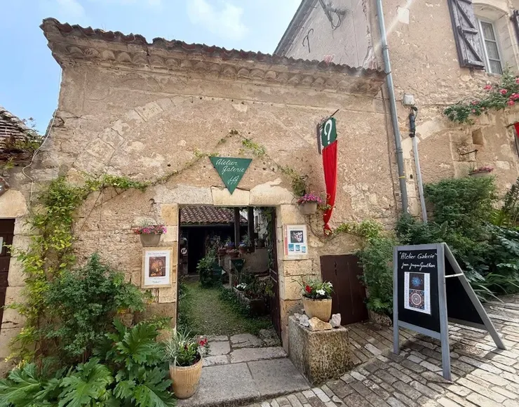 這裡有很多藝術家們開的店,這是其中一處