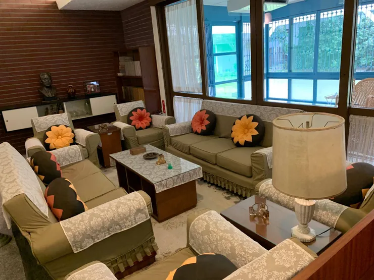 胡適客廳一景,落地門可推開延伸至戶外空間(胡適故居室內禁止拍照。圖片取自胡適紀念館網站)