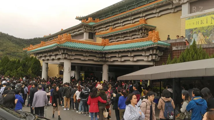 摩肩接踵的排隊人潮  ([陳傳義]拍攝)