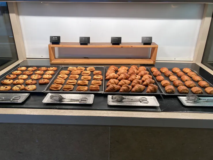 除了這裡還有一區吐司麵包跟抹醬沒拍到