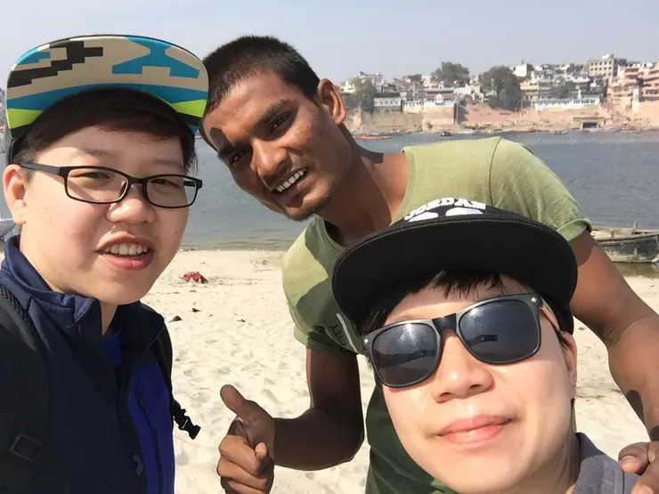 看著我們喝恆河水的船夫