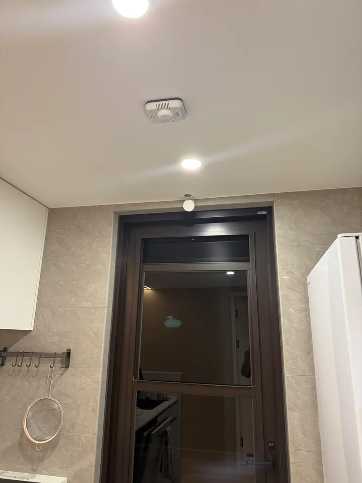 在天花板藏好電源，之後就算是需要修改位置或長度也是容易，最後的出線孔等測試完再定位即可