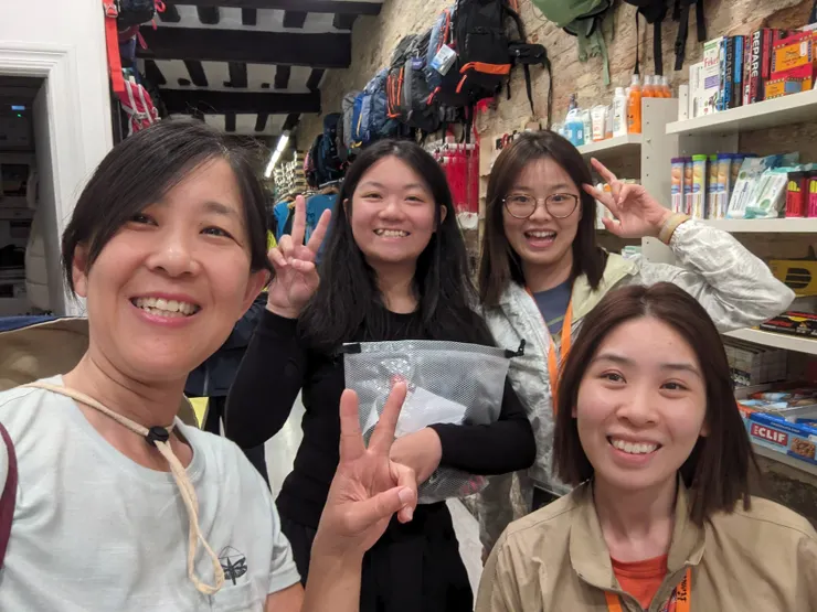 左起:我、台灣女孩、中國女生們