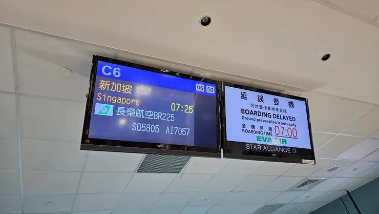 我們搭乘早上07:25起飛的長榮班機前往新加坡!