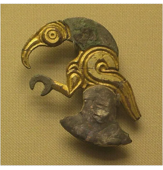【附圖：公元六世紀 Anglo-Saxons 盾牌鳥飾 -- An Anglo-Saxons shield ornament with bird sculpture during sixth century AD from the collection of the British Museum in London, English. / 圖片採自網路】